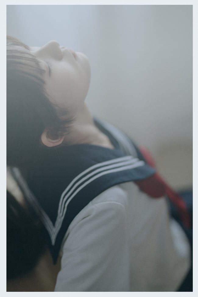 Dreamy close-up portrait of Sukii阿蛊 in soft backlit atmosphere